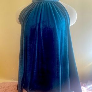 New without tags, beautiful classy blouse a must have!